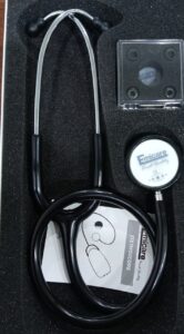 سماعة طبيب Emicare Prof II من إيميكير، مصممة للاستخدام الطبي اليومي، وتوفر تجربة استماع واضحة ومريحة أثناء الفحص. مناسبة للأطباء وطلاب الطب والتمريض والممارسين الصحيين. – مصر ميديكال سماعة طبيب Emicare Prof II من إيميكير، مصممة للاستخدام الطبي اليومي، وتوفر تجربة استماع واضحة ومريحة أثناء الفحص. مناسبة للأطباء وطلاب الطب والتمريض والممارسين الصحيين.